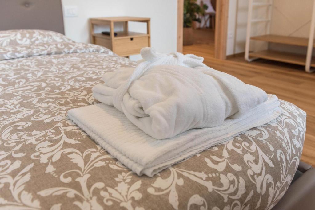 Łóżko lub łóżka w pokoju w obiekcie Wellness Lodge Riccardo