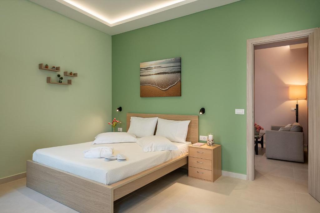 Postel nebo postele na pokoji v ubytování M City Apartments 100m from the beach