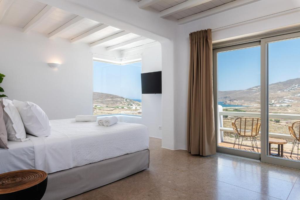 Tempat tidur dalam kamar di Mykonos AG Villas