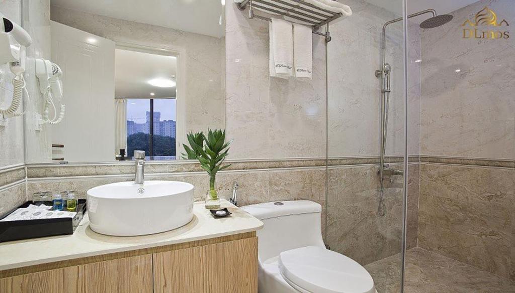 Koupelna v ubytování DLmos Hanoi Hotel