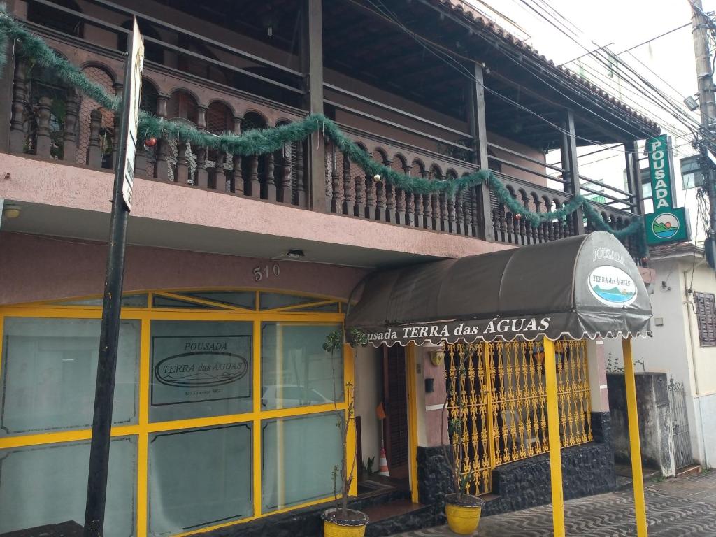 聖勞倫斯的住宿－Pousada Terra das Águas，前面有伞的建筑