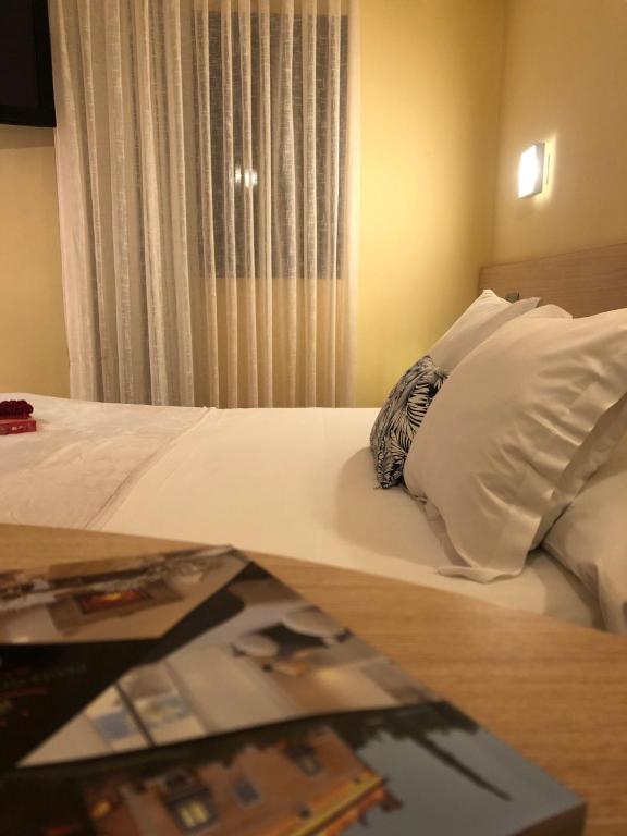 Postel nebo postele na pokoji v ubytování Hotel Marisqueria Cal Tet