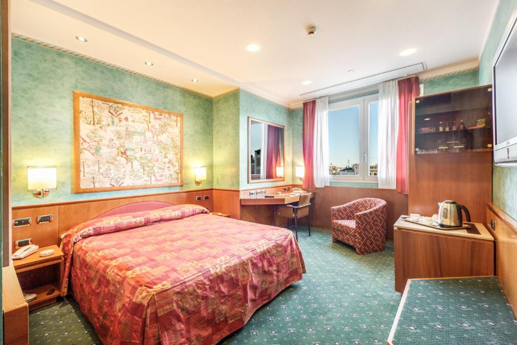Postel nebo postele na pokoji v ubytování Brunelleschi Hotel