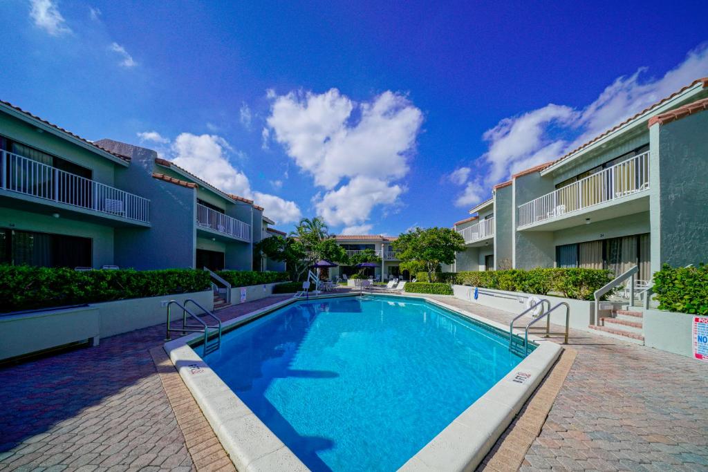 uma piscina no pátio de um edifício em Ventura at Boca Raton by Capital Vacations em Boca Raton