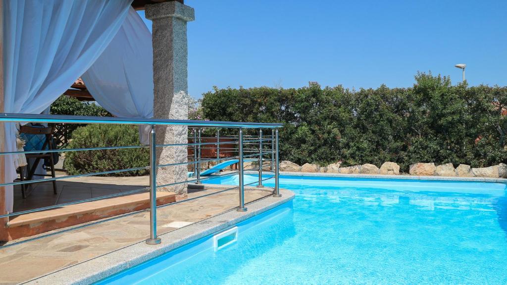 una piscina con un tobogán en el agua en Aria, en Budoni