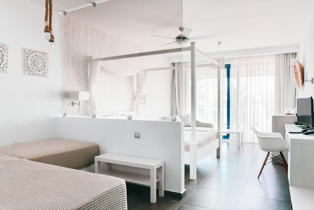 Postel nebo postele na pokoji v ubytování Samothraki Beach Boutique Hotel