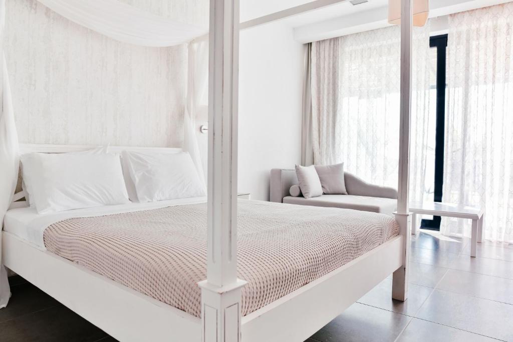 Postel nebo postele na pokoji v ubytování Samothraki Beach Boutique Hotel