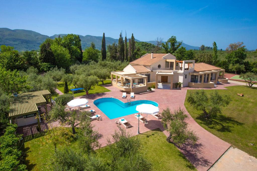 uma vista aérea de uma casa com piscina em Astarte Villas - Istar Villa with Tennis Court em Makhairádhon