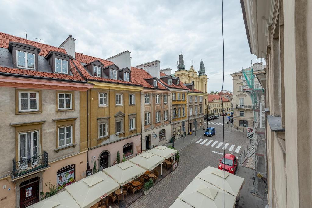 - une vue sur une rue d'une ville avec des bâtiments dans l'établissement Freta 48 Studio P&O Serviced Apartments, à Varsovie