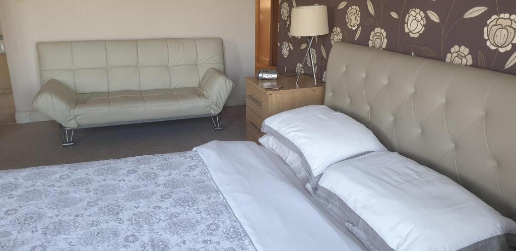 Plumpton House - Double Room With Extra Bed