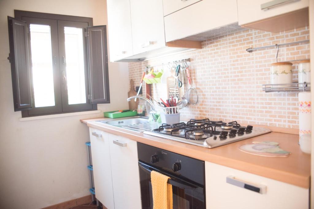 Kuchyň nebo kuchyňský kout v ubytování CASA PAOLO IN VAL DI NOTO