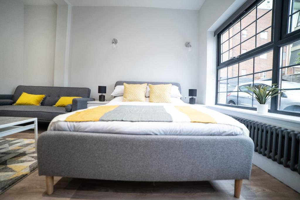 Serviced Apartments Luton - Central Boutique Studio by Opulent Living