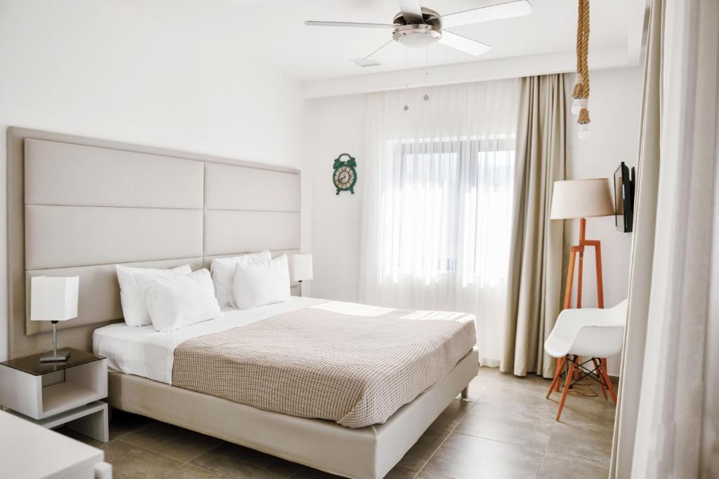 Postel nebo postele na pokoji v ubytování Samothraki Beach Boutique Hotel