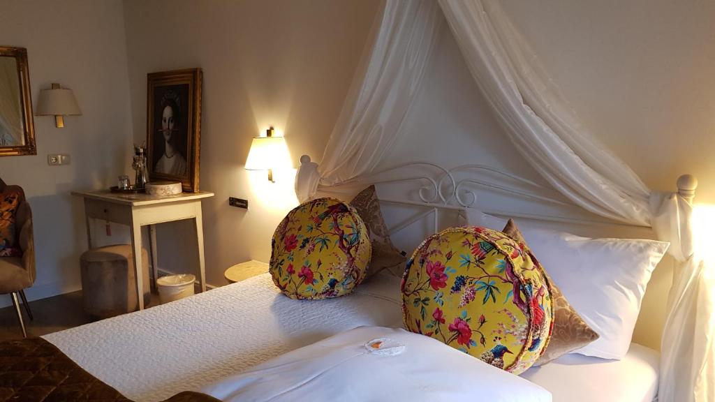 Postel nebo postele na pokoji v ubytování DAS KLEINE HOTEL IPHOFEN, Frühstückszauber, no waste, nachhaltig, nahe aller Weingüter, KNAUF GIPS KG und ConneKT, kleines Secret mit Garten & Terrassen, TV mirrorring, 55" TV, fine dining, Hunde willkommen