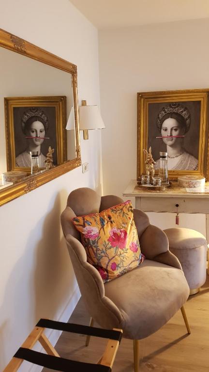 Posezení v ubytování DAS KLEINE HOTEL IPHOFEN, Frühstückszauber, no waste, nachhaltig, nahe aller Weingüter, KNAUF GIPS KG und ConneKT, kleines Secret mit Garten & Terrassen, TV mirrorring, 55" TV, fine dining, Hunde willkommen