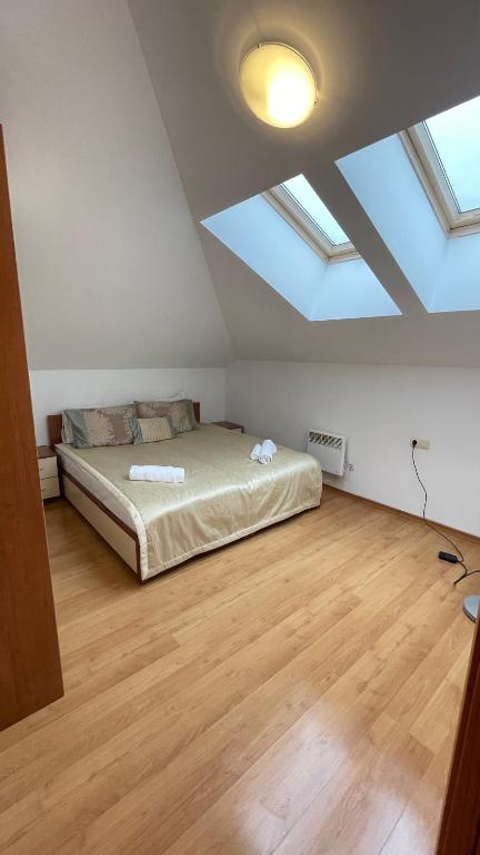 Postel nebo postele na pokoji v ubytování Two bedroom flat in Magernitsa
