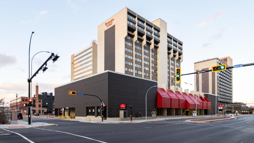 un edificio en una calle de la ciudad con un semáforo en Ramada Plaza by Wyndham Regina Downtown en Regina