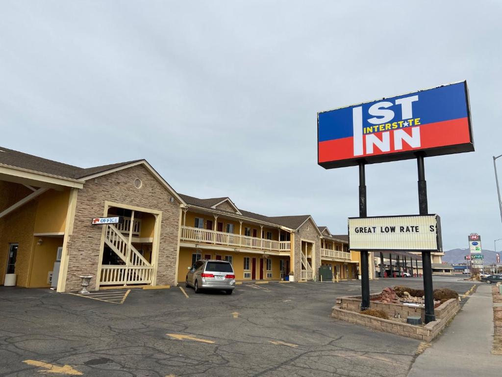 un panneau dans un parking en face d'un hôtel dans l'établissement 1st Interstate Inn, à Grand Junction