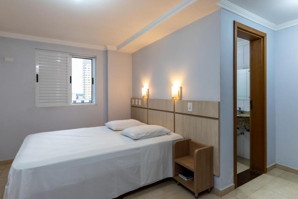 Tempat tidur dalam kamar di Hotel Baviera Iguassu