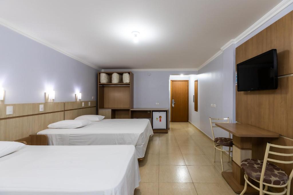 TV a/nebo společenská místnost v ubytování Hotel Baviera Iguassu