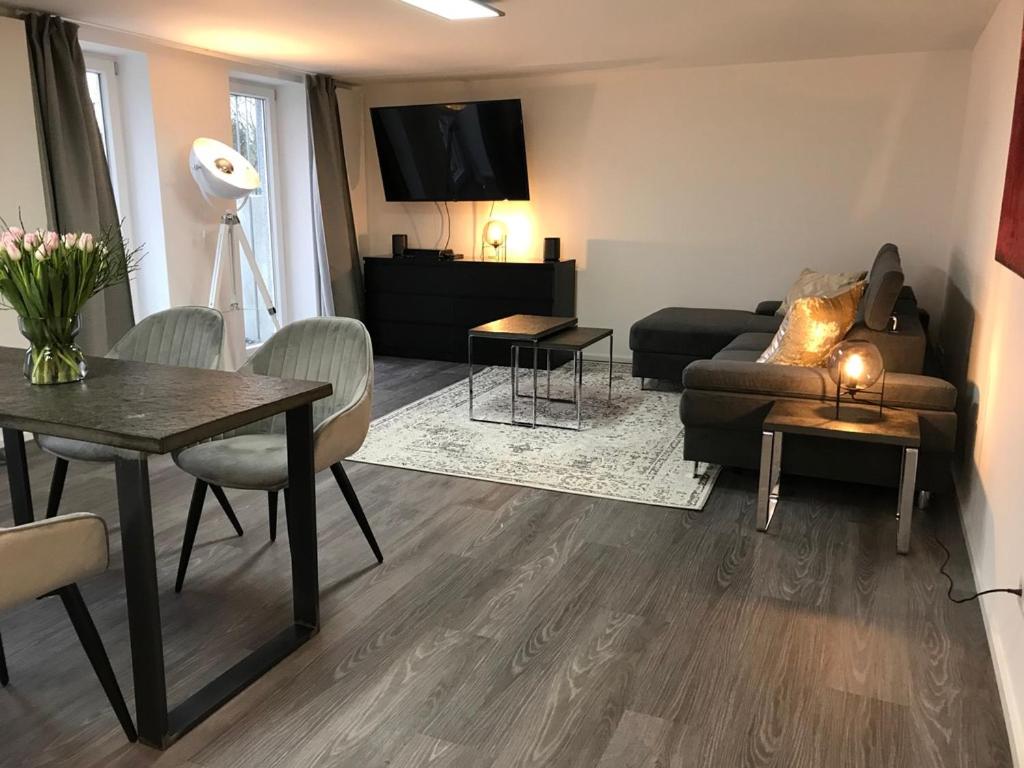 sala de estar con sofá y mesa en Luxus Appartement Kapstadt, en Bergisch Gladbach