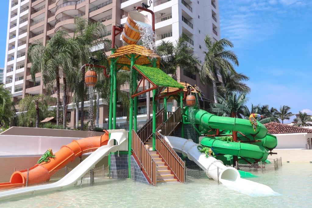 um parque aquático com um escorrega aquático na água em Sunscape Puerto Vallarta Resort em Puerto Vallarta