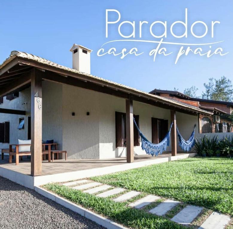 a villa with a view of the yard at Parador Casa da Praia in Torres