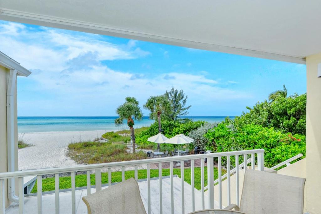 Elle comprend un balcon offrant une vue sur la plage. dans l'établissement LaPlaya 201C Breathtaking Gulf panorama from this corner end unit with a private stairway to the beach, à Longboat Key