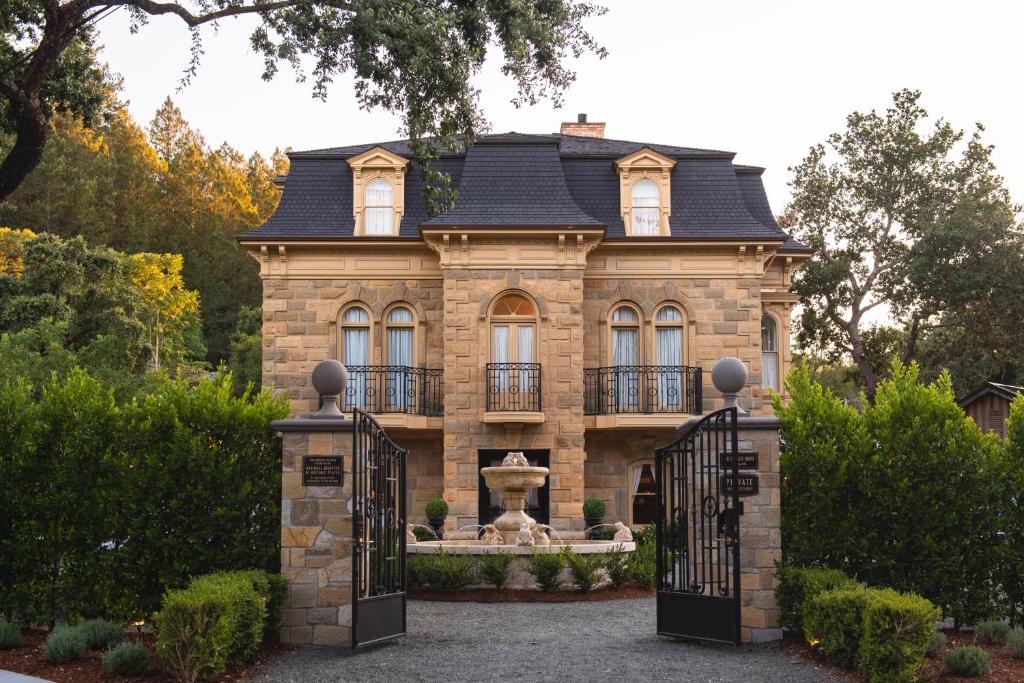 une vieille maison avec une porte en face dans l'établissement The Francis House, à Calistoga