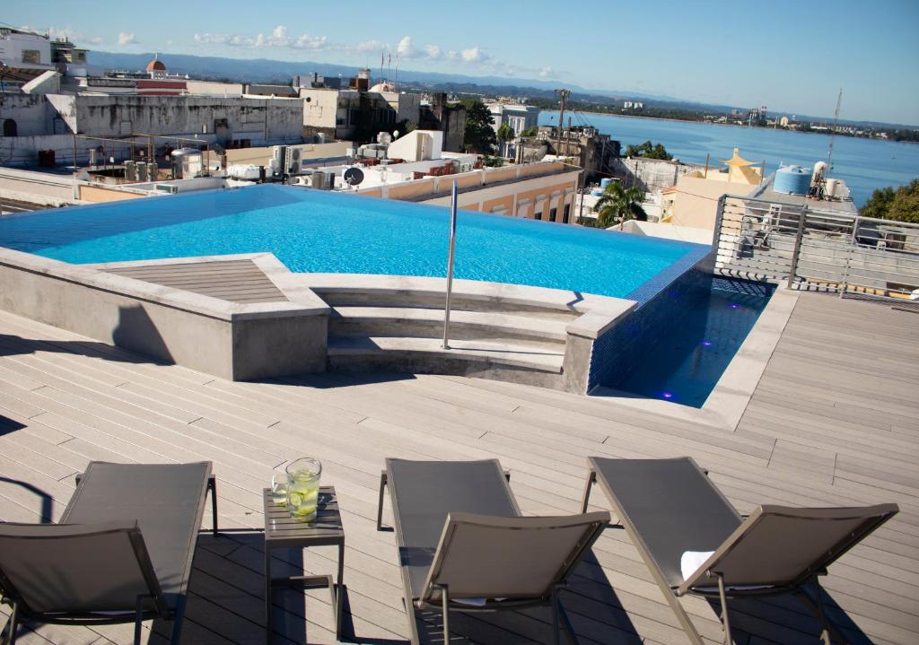 Vista de la piscina de Palacio Provincial o alrededores