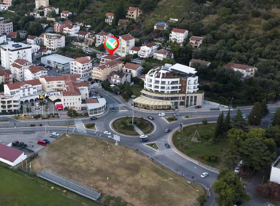 una vista aérea de una ciudad con una carretera redonda en Apartments Boreta II, en Budva