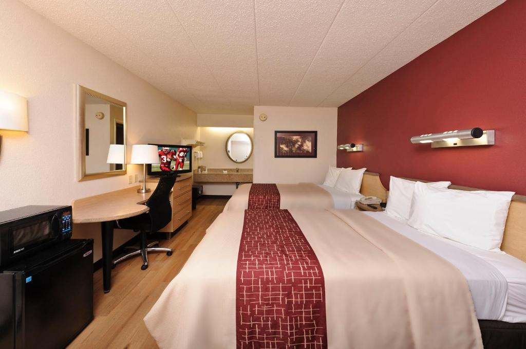 Postel nebo postele na pokoji v ubytování Red Roof Inn Detroit - Warren