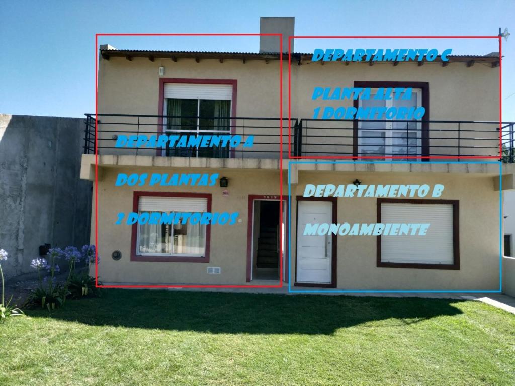 une maison avec des mots peints sur son côté dans l'établissement Rincon de la Sierra, à Tandil
