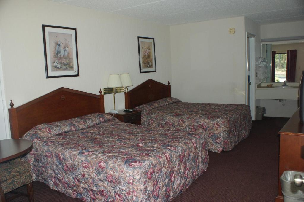 The Patriot Inn - Queen Room With Two Queen Beds - Non-Smoking