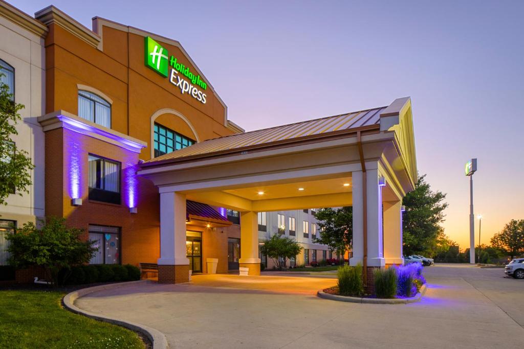 un edificio de hospital con un letrero iluminado en él en Holiday Inn Express Bloomington West, an IHG Hotel, en Bloomington
