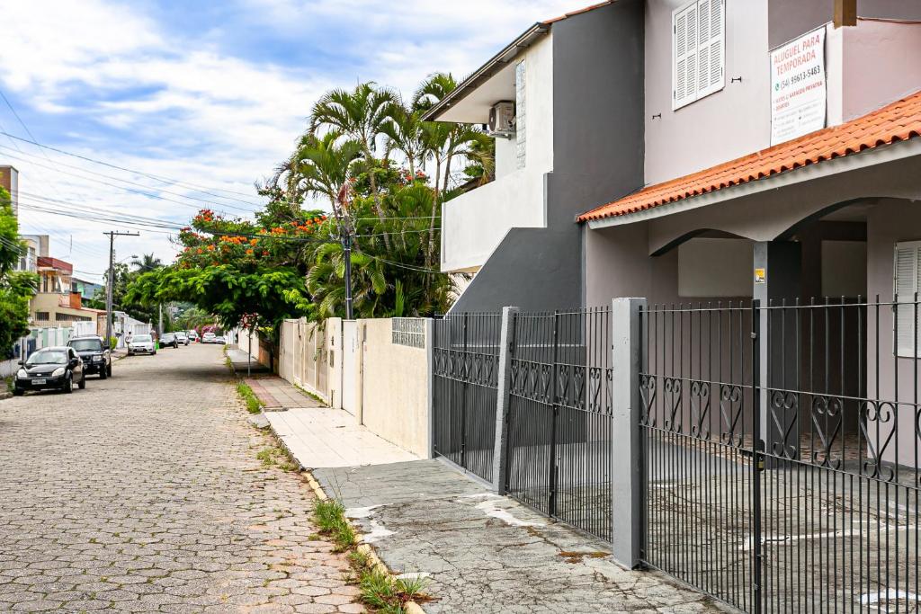  Casa com 3 suítes no centrinho da Lagoa MISA322