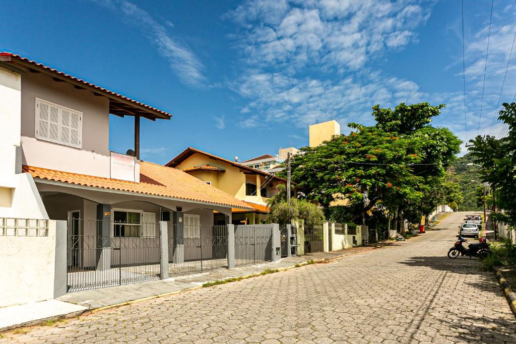  Casa com 3 suítes no centrinho da Lagoa MISA322