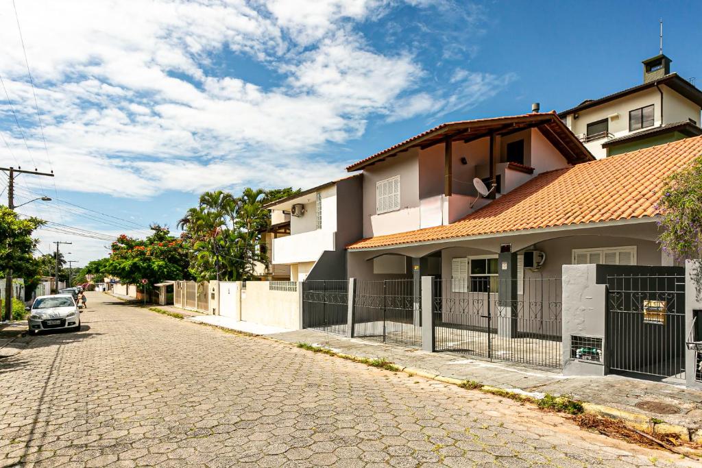  Casa com 3 suítes no centrinho da Lagoa MISA322