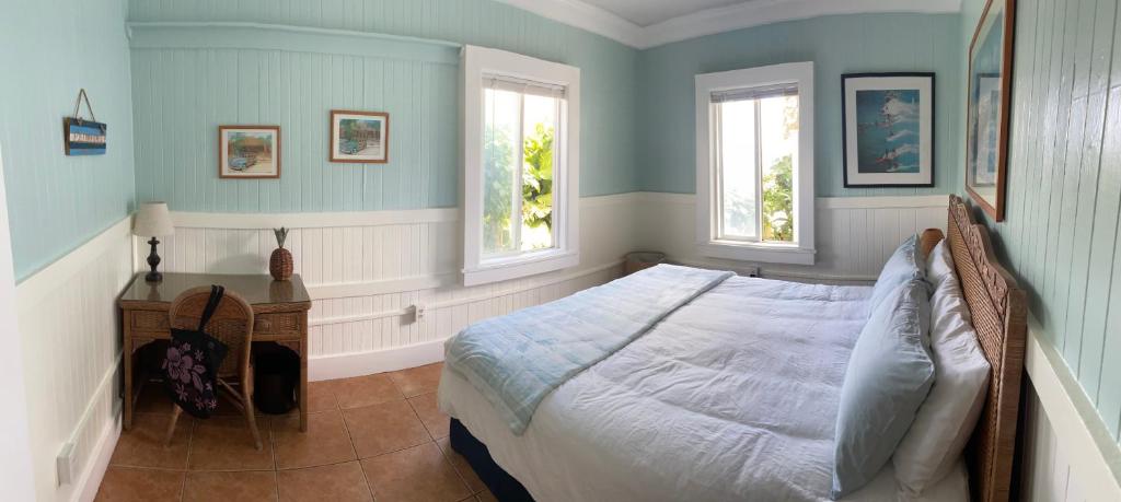 Postel nebo postele na pokoji v ubytování OceanFront Kauai - Harmony TVNC 4247