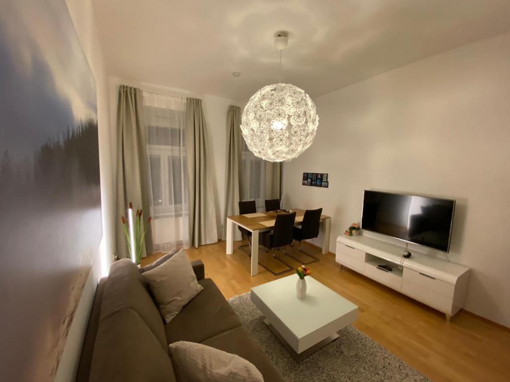 Telewizja i/lub zestaw kina domowego w obiekcie New cozy Apartment, Top location, 12 min to center