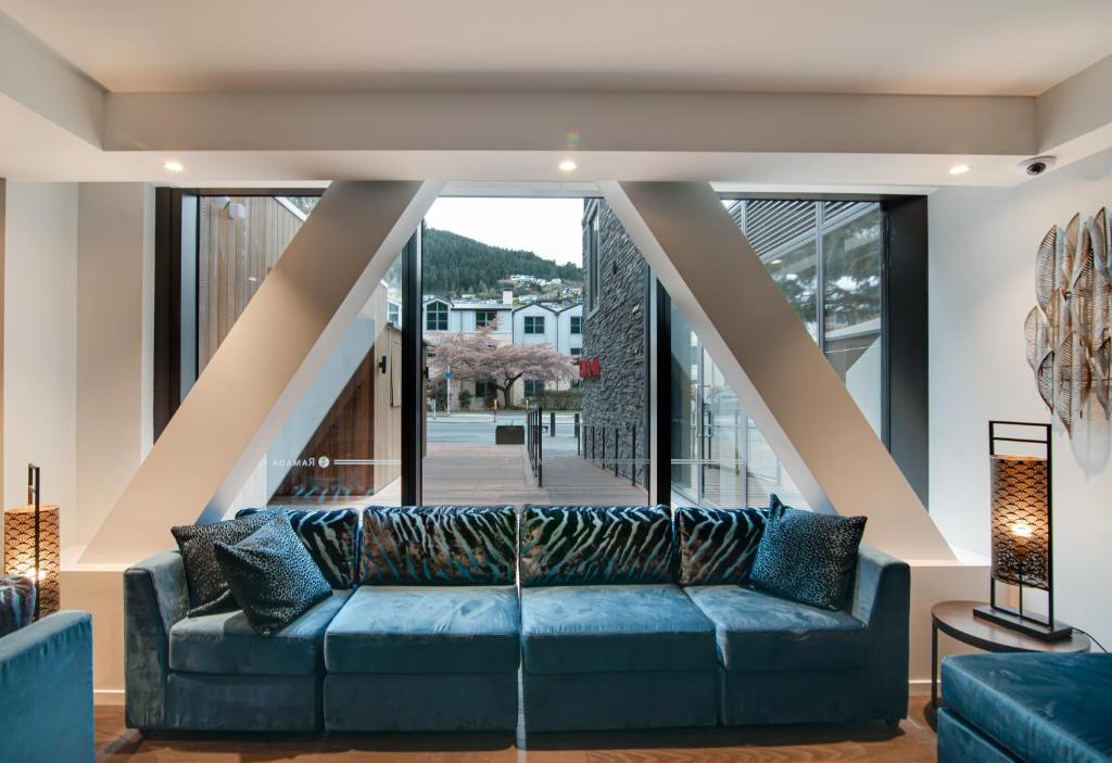 Posezení v ubytování Ramada by Wyndham Queenstown Central