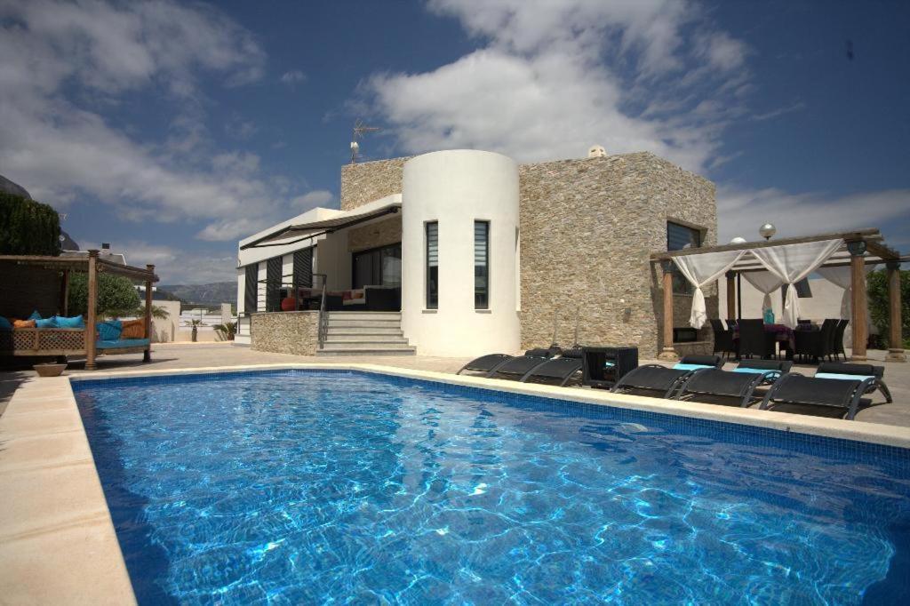 una piscina di fronte a una casa di La Villa La Vie a Polop