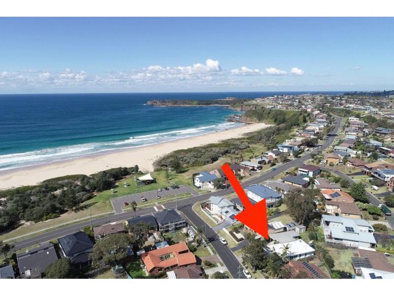 una vista aérea de una playa con una flecha roja en Jones Beach Haven Studio - Kiama Downs Beachside Escape, en Kiama