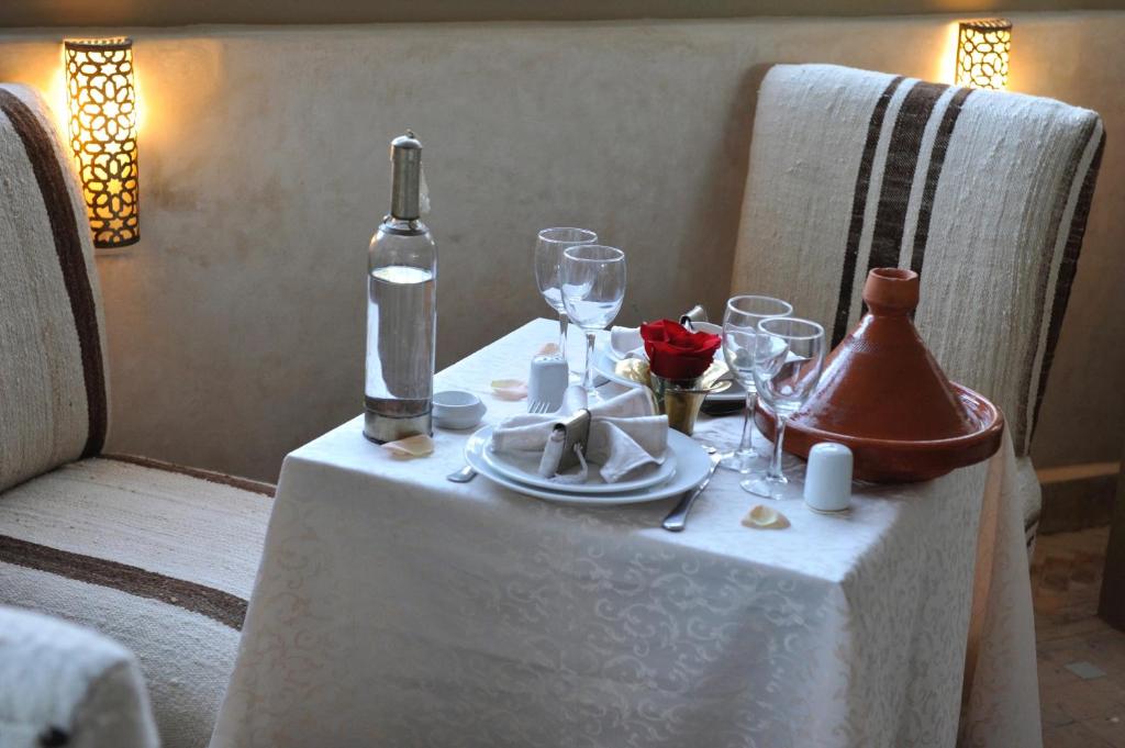 Riad Anjar italokat is kínál