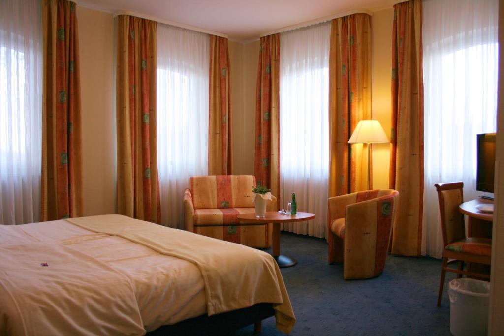 Postel nebo postele na pokoji v ubytování Hotel Wilhelmshöhe