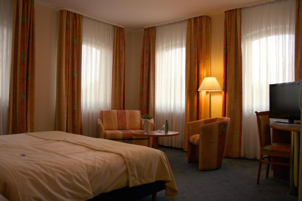 Postel nebo postele na pokoji v ubytování Hotel Wilhelmshöhe
