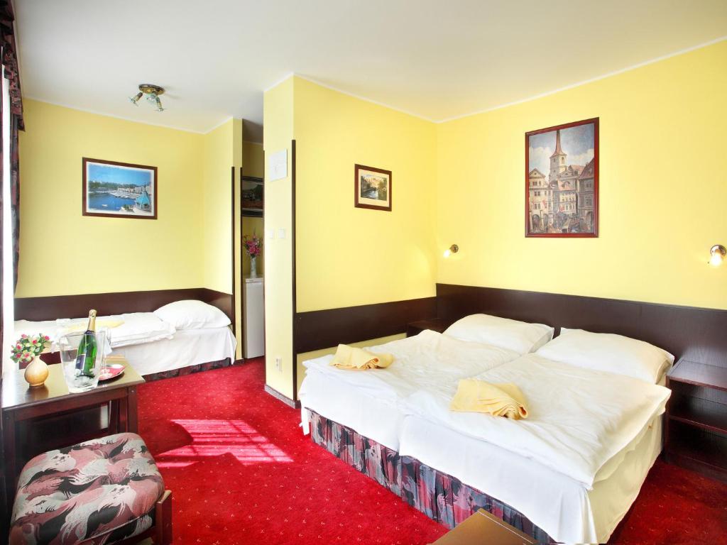 Łóżko lub łóżka w pokoju w obiekcie Hotel Milan Vopicka