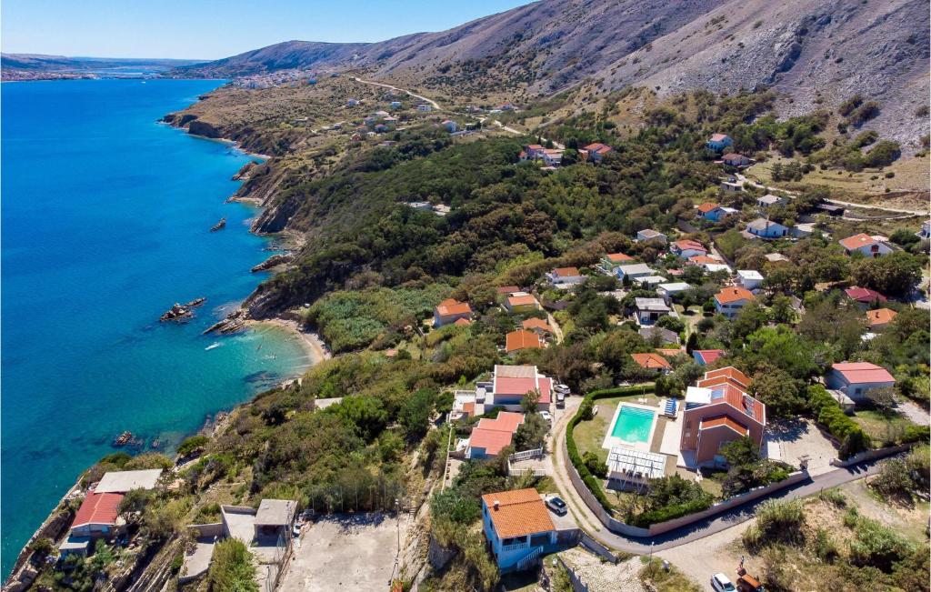 eine Luftansicht eines Dorfes auf einem Hügel neben dem Wasser in der Unterkunft Nice Home In Pag With Outdoor Swimming Pool in Pag