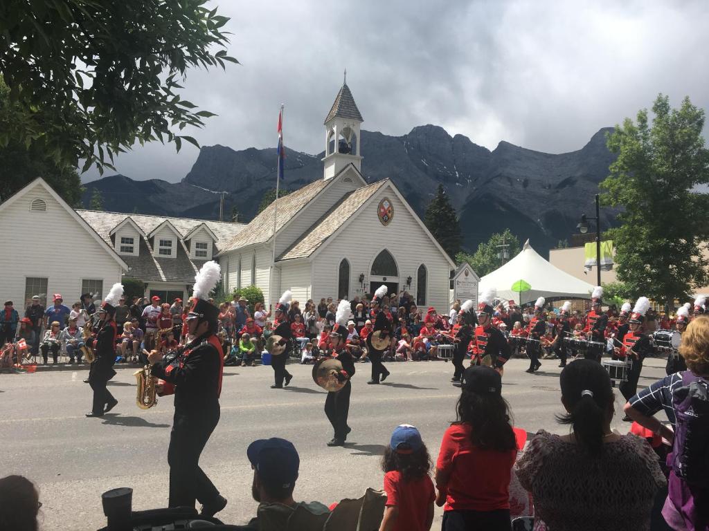 Suites with Pool & Hot tubs managed by Little Sister Getaways - Resim 38