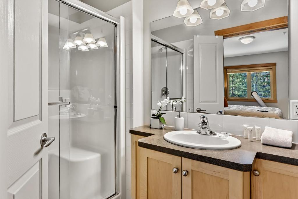 Suites with Pool & Hot tubs managed by Little Sister Getaways - Resim 3